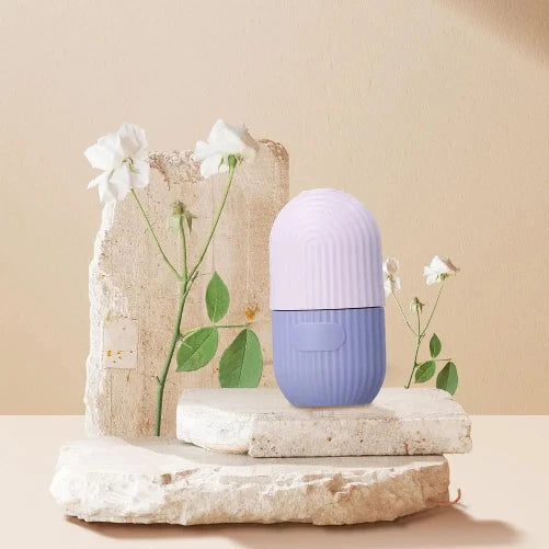 effectuer chaque jour un massage avec un glaçon , grâce a cet etui vous pouvez confectionner vos propres recettes. Pour une peau tonifié et des pores effacés