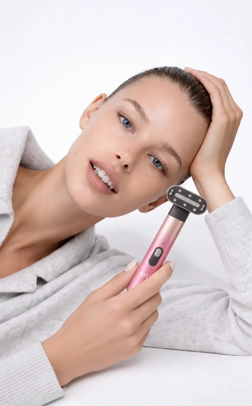Femme utilisant l'appareil de luminothérapie visage AYLI LUMINA