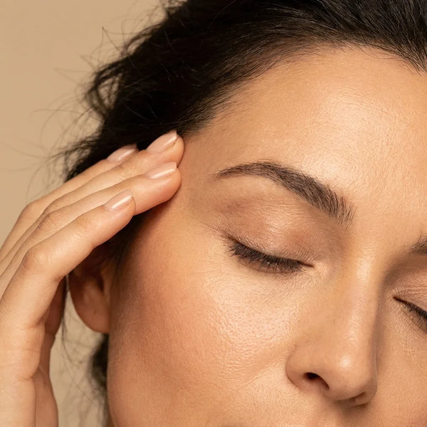 Contour des yeux : soin de la zone avec l'appareil AYLI LUMINA