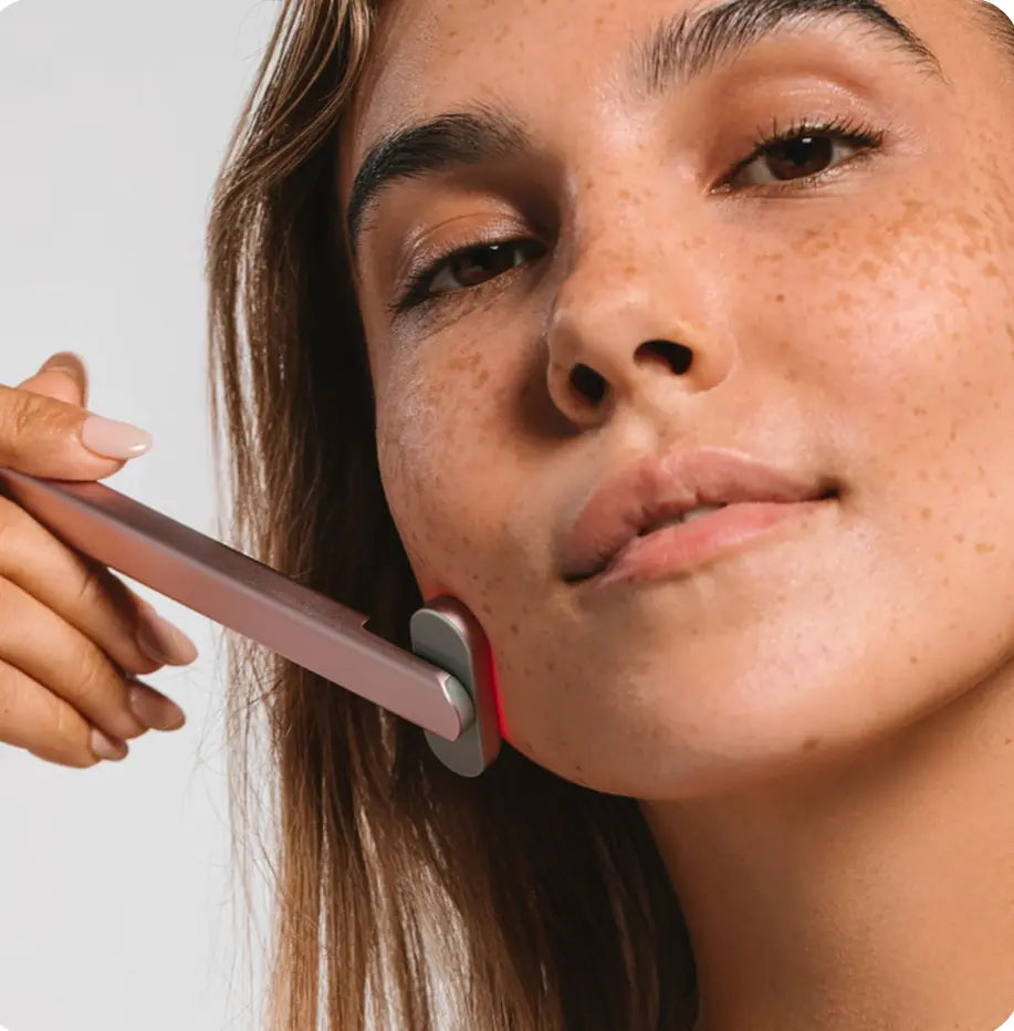 Appareil de massage facial chauffant utilisé sur la mâchoire pour raffermir et lisser la peau du visage