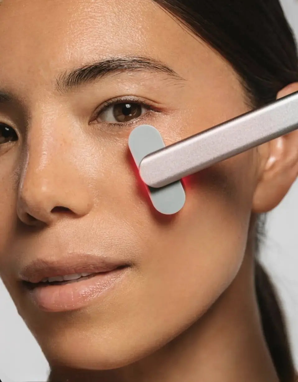 Utilisation d’un appareil de soin visage sur la joue lors d’une routine beauté quotidienne, procurant une sensation de confort sur la peau