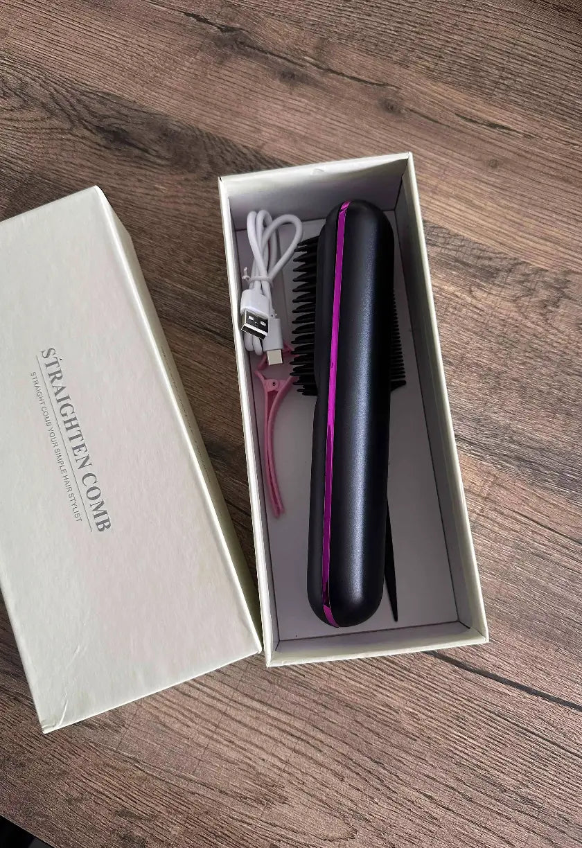 Brosse chauffante lissante noire avec détails roses, présentée dans sa boîte avec câble USB et accessoire, photo réelle du produit.