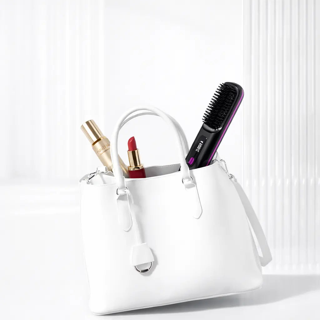 Brosse lissante chauffante sans fil AYLI SKIN rangée dans un sac à main, idéale pour les retouches coiffure en déplacement