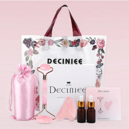 Coffret cadeau contenant un rouleau de jade et une pierre gua sha, joliment emballé, parfait pour offrir