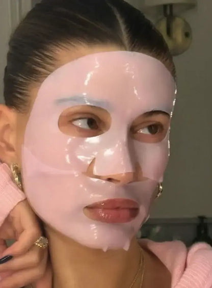 Masque visage en tissu au collagène AYLI® appliqué sur le visage d’une femme lors d’une routine soin