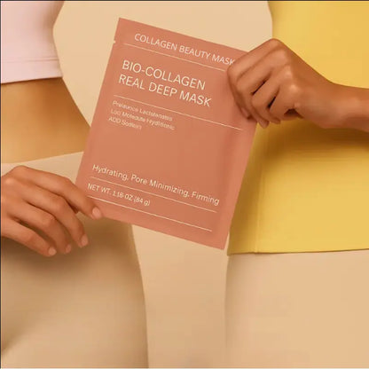 Masque visage en tissu au collagène AYLI® présenté dans son emballage Collagen Beauty Mask, tenu en main en situation lifestyle