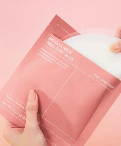 Mains ouvrant un sachet rose de masque au bio-collagène AYLI SKIN pour un soin du visage repulpant et régénérant.