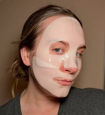 Femme portant le masque au collagène AYLI SKIN, soin visage lissant et repulpant pour une peau éclatante et hydratée.