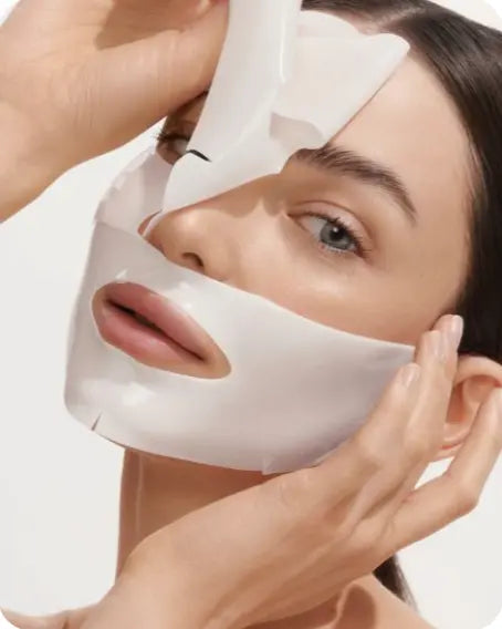 Gros plan sur une femme retirant son masque au collagène AYLI SKIN révélant une peau lumineuse et repulpée.