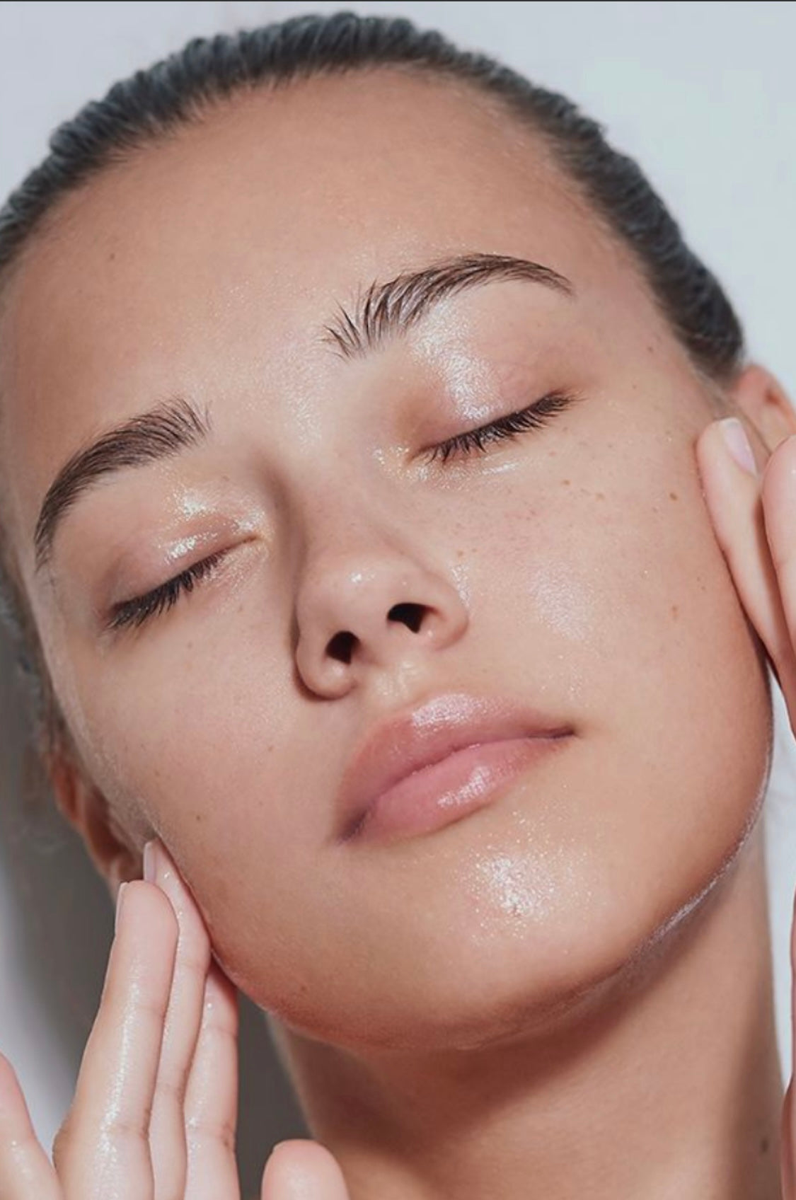 Gros plan d’un visage féminin à la peau lisse et lumineuse, illustrant le résultat visuel d’une routine de soin cosmétique régulière