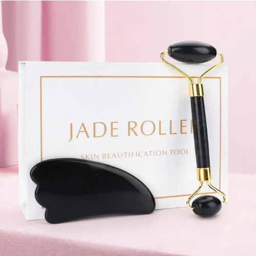 Ensemble de rouleau de massage facial en jade noir, comprenant un rouleau et une pierre gua sha, photographié sur un fond élégant