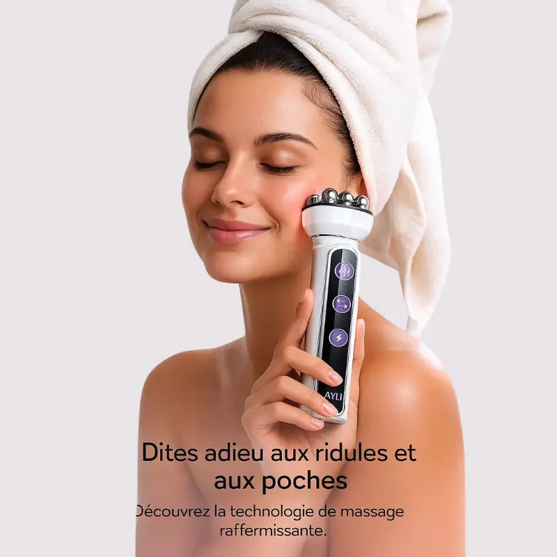 Femme utilisant l’appareil de soin visage Contour Lift AYLI sur la joue dans le cadre d’une routine beauté à domicile