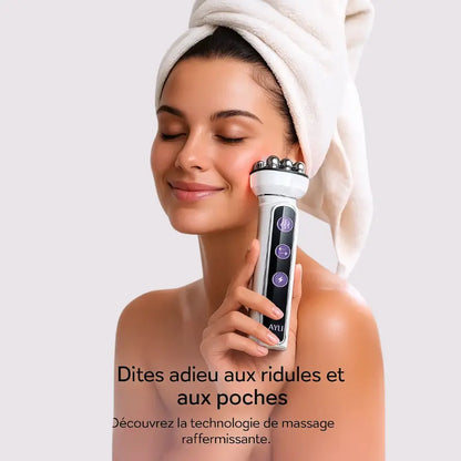 Femme utilisant l’appareil de soin visage Contour Lift AYLI sur la joue dans le cadre d’une routine beauté à domicile