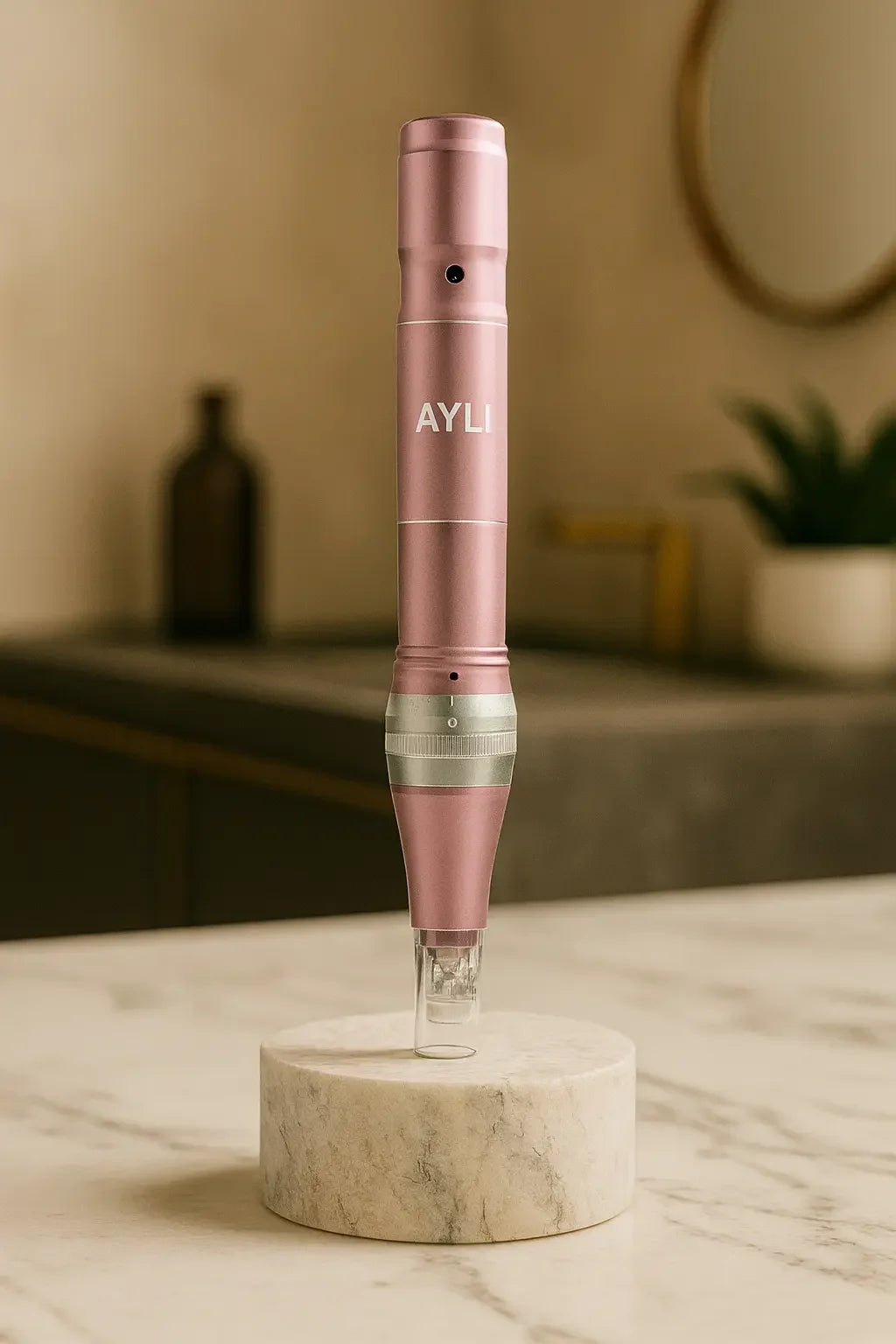 Stylo de microneedling AYLI rose présenté debout sur un socle en marbre, appareil dermapen professionnel pour soins anti-âge et cicatrices.