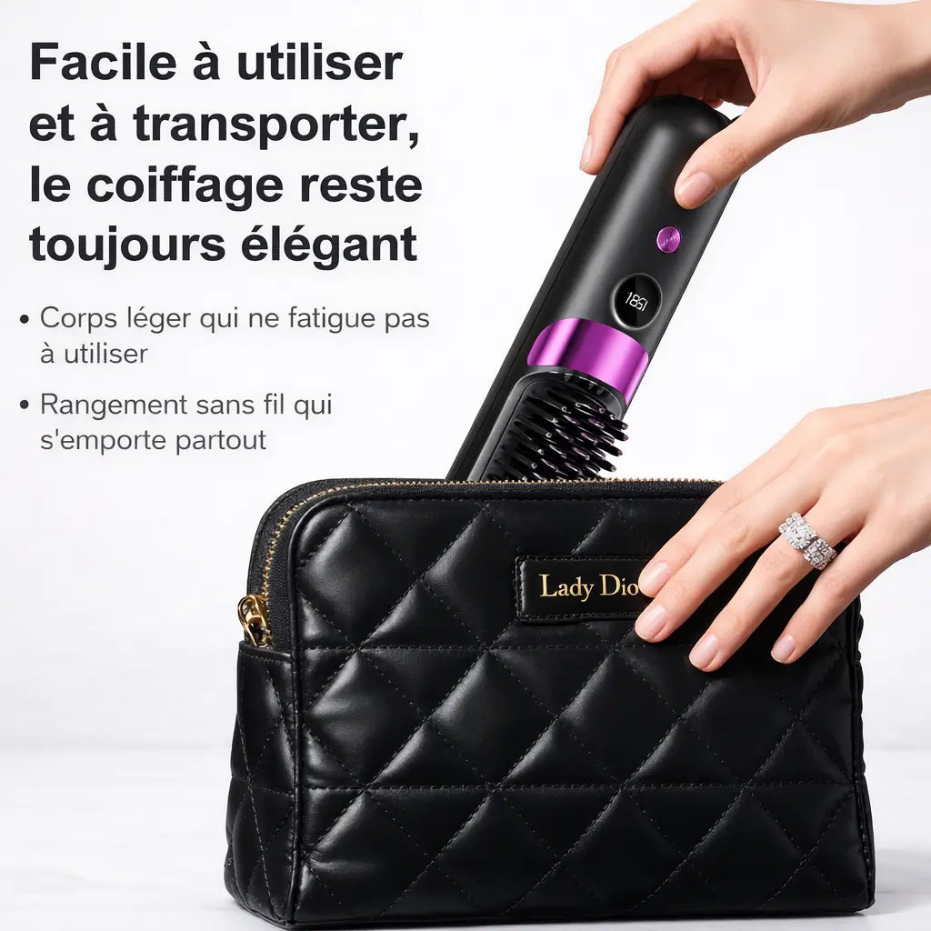 Brosse lissante compacte AYLI SKIN rangée dans une trousse de toilette : accessoire de coiffage léger et portable idéal pour le voyage.