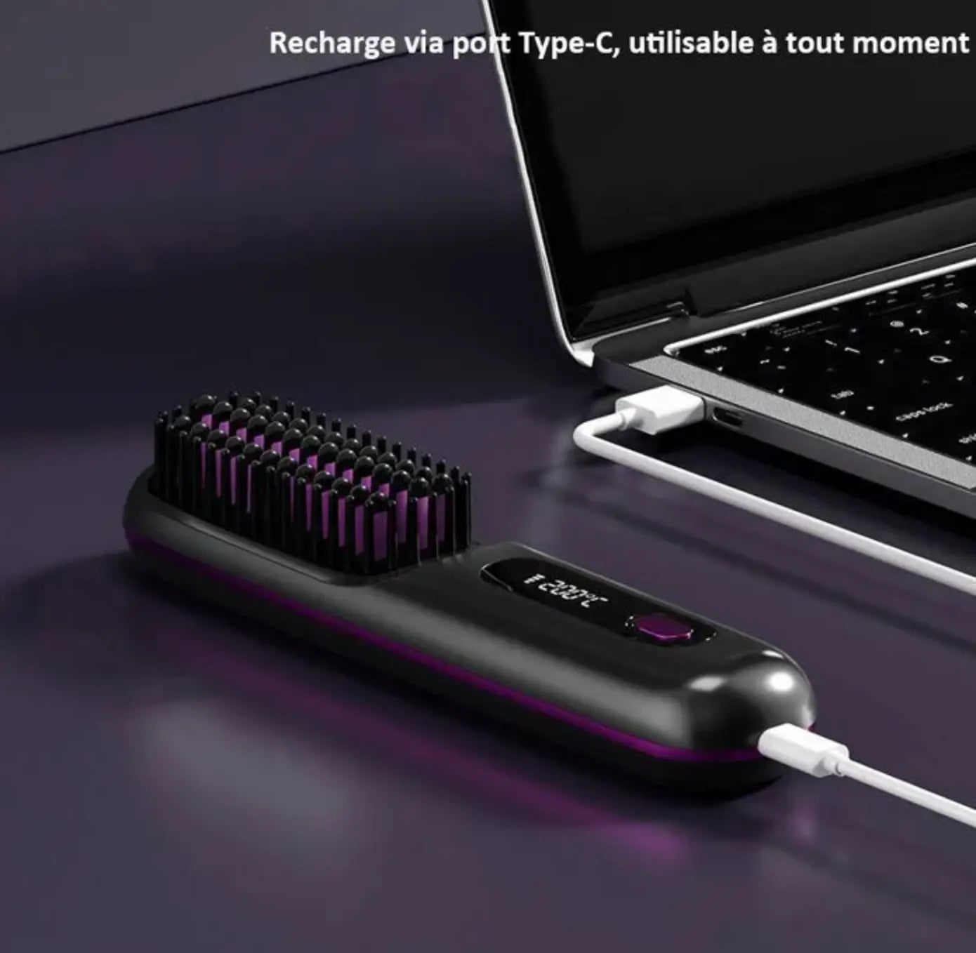 Brosse lissante sans fil AYLI SKIN en cours de recharge via câble USB-C : autonomie prolongée et solution de coiffage nomade rechargeable.