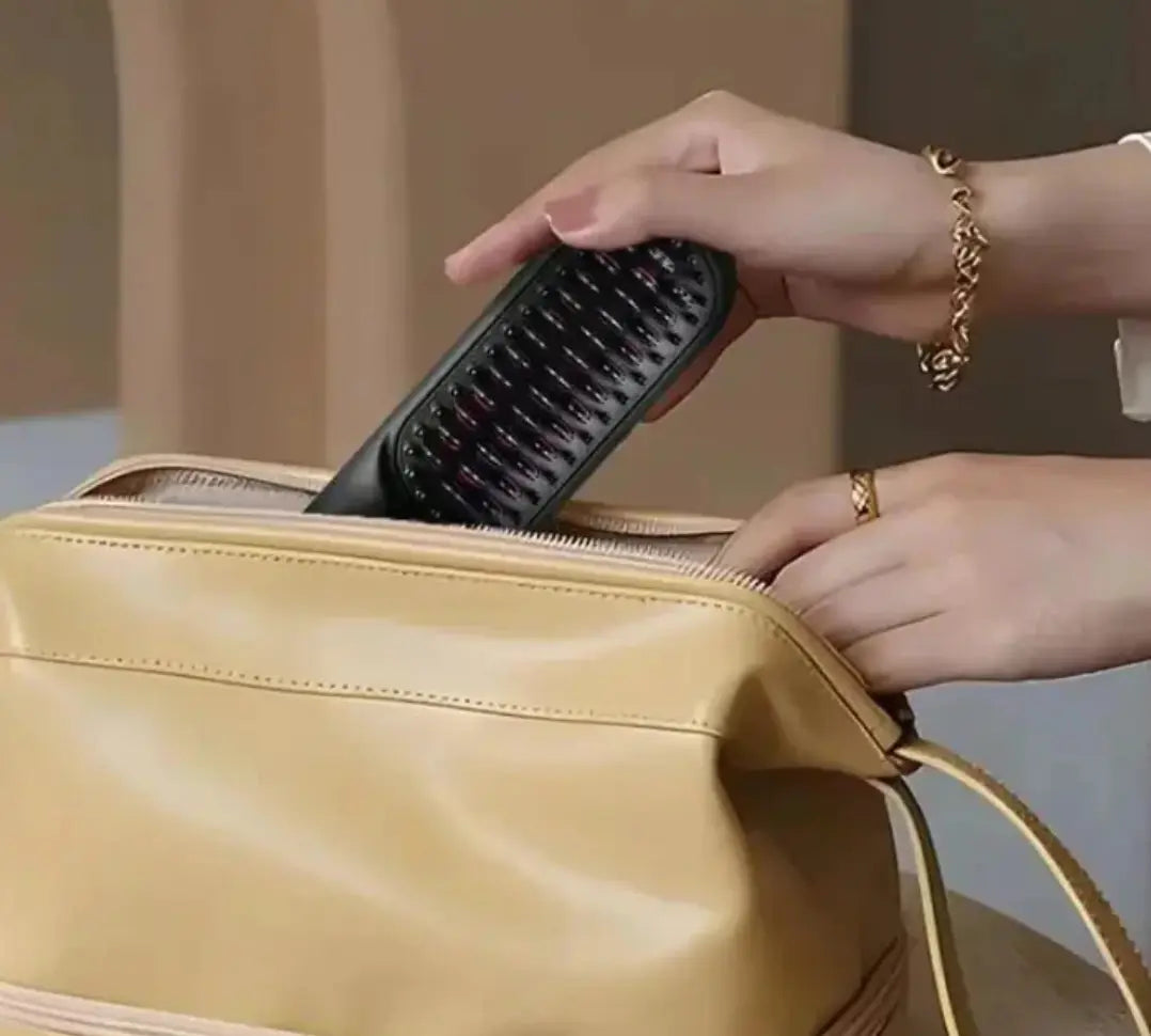 Brosse lissante chauffante sans fil AYLI SKIN dans une trousse de toilette beige - Avis client Clara M.