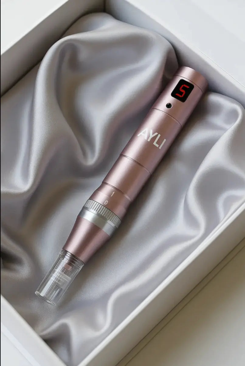 Stylo microneedling sans fil AYLI dans son coffret avec indicateur de vitesse LED