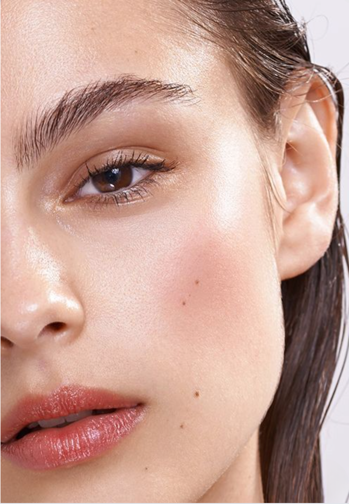 "Portrait d'une femme avec un teint lumineux tenant le pot Collagen Jelly Cream de AYLI SKIN."