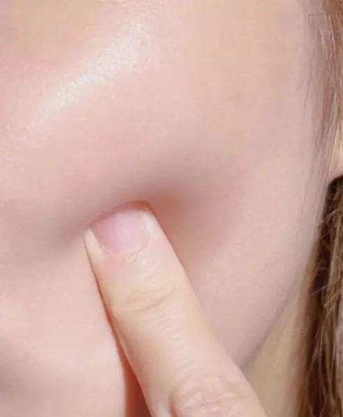 "Texture gel de la Collagen Jelly Cream AYLI SKIN appliquée sur le visage pour un effet hydratant et éclatant."