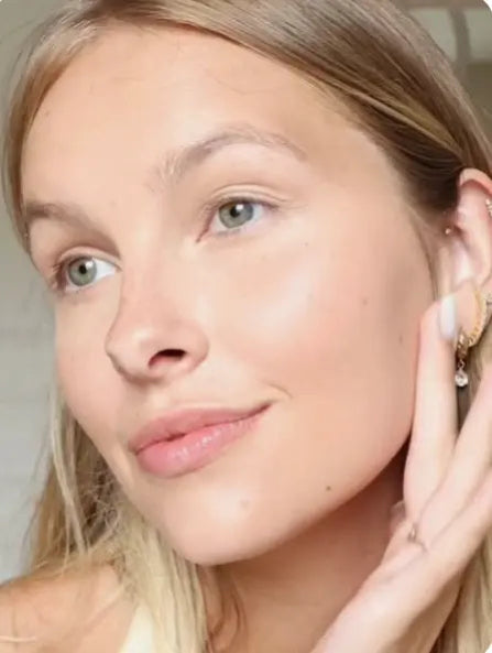 "Portrait d'une femme à la peau éclatante illustrant les bienfaits de l'appareil sur la microcirculation et le drainage pour un teint lumineux."