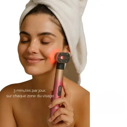 Femme utilisant un appareil visage AYLI Skin avec éclairage LED lors d’une routine à domicile.