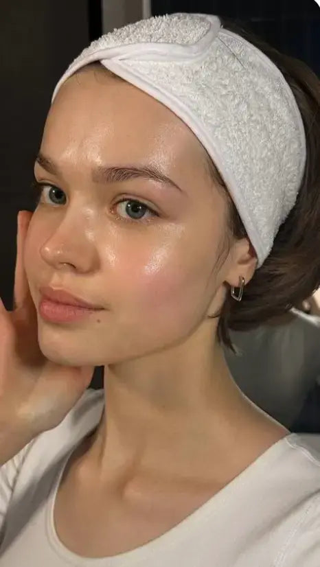 Gros plan sur une peau lumineuse et hydratée après un soin microneedling et collagène AYLI SKIN - Témoignage Sophie L.