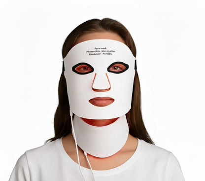 Femme portant le masque LED silicone AYLI SKIN pour soin visage et cou, luminothérapie anti-âge.