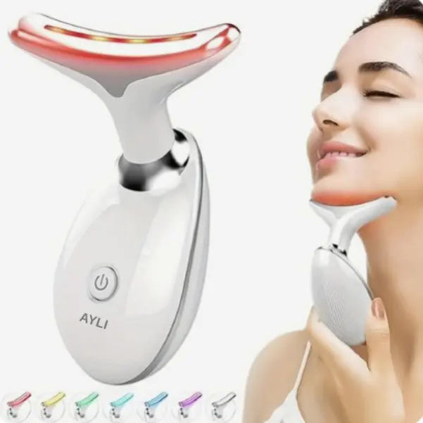 "Femme souriante utilisant le sculpteur facial AYLI avec la lumière LED rouge sous le menton pour un effet lifting et raffermissant."