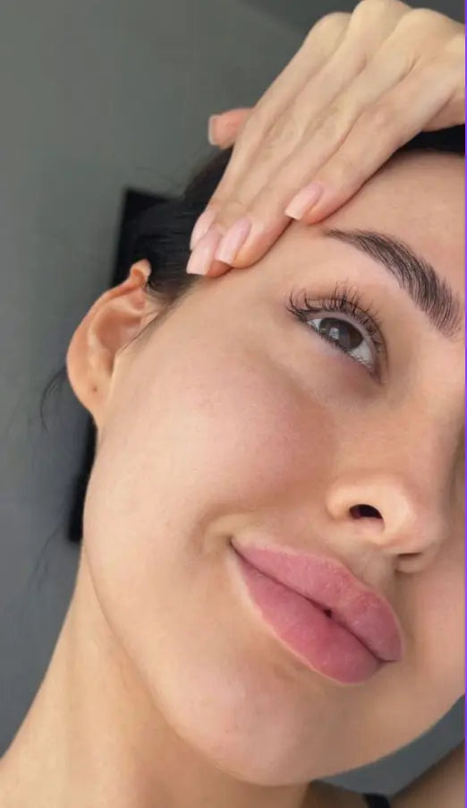 "Portrait d'une femme illustrant les effets de raffermissement ciblé et de stimulation musculaire du sculpteur facial sur les traits du visage."