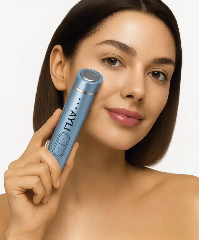 "Femme tenant l'appareil HIFU Lift Pro d'AYLI SKIN contre sa joue pour un soin raffermissant du visage."