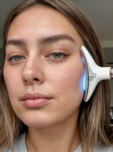 "Démonstration de l'utilisation du sculpteur facial AYLI sur la joue d'une femme avec le mode LED bleue activé pour un effet liftant."