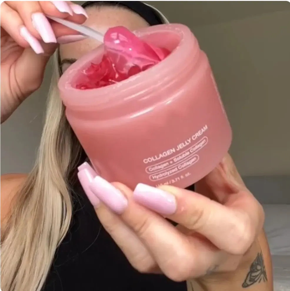 "Prélèvement de la texture gel rose Collagen Jelly Cream avec une spatule pour une application hygiénique."